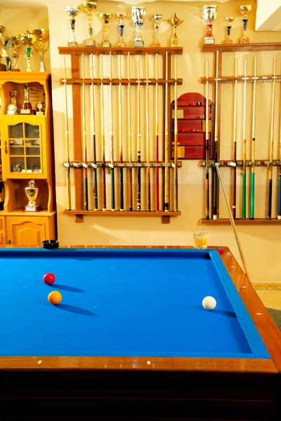 Billiard club with blue pool table cue and trophy — Stock Photo, Image
