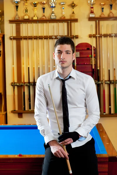 桌球英俊的年轻男子与球杆的衬衫和领带 — 图库照片