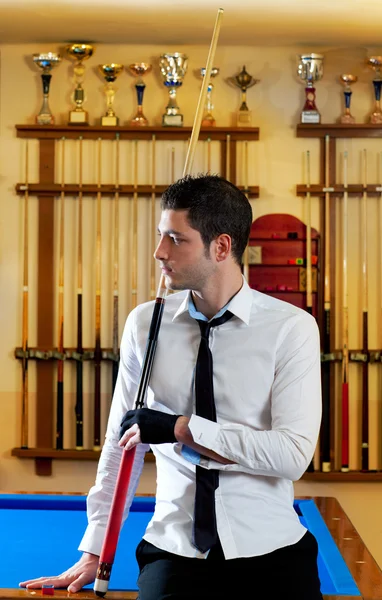 Όμορφος νεαρός άνδρας μπιλιάρδου με σύνθημα πουκάμισο και γραβάτα — Φωτογραφία Αρχείου