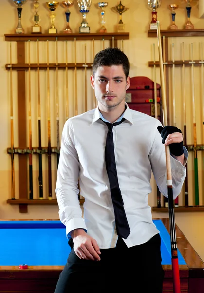 Бильярд красивый молодой человек в футболке кий и галстук — стоковое фото