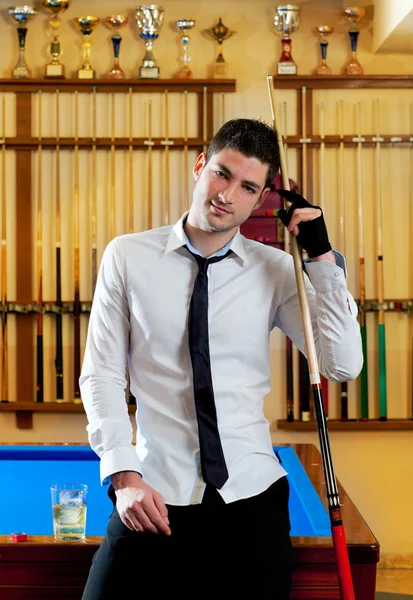 Biljard stilig ung man med cue skjorta och slips — Stockfoto