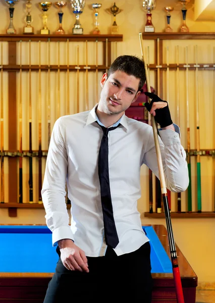 Більярд красивий молодий чоловік з сорочкою і краваткою — стокове фото