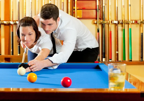 Couple playing billiard expertise teacher — Stock Photo, Image