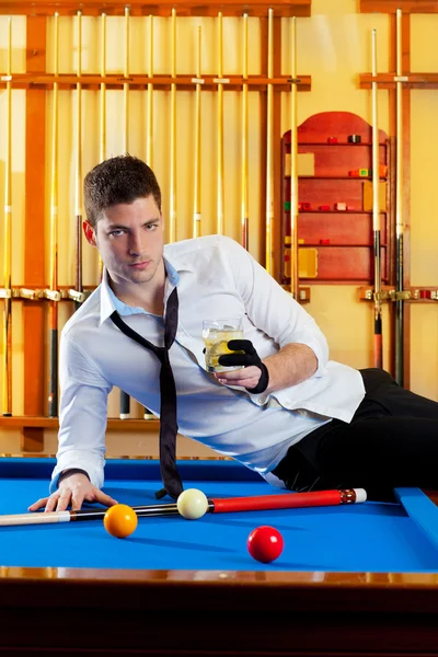 Bilard gracz przystojny mężczyzna picia alkoholu — Zdjęcie stockowe