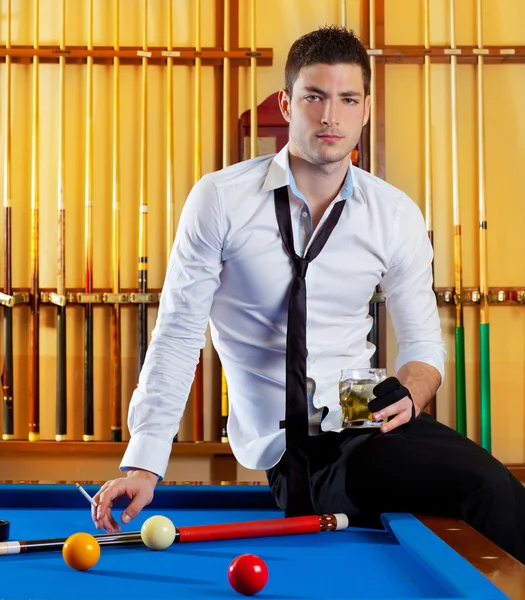 Billar guapo jugador hombre beber alcohol —  Fotos de Stock