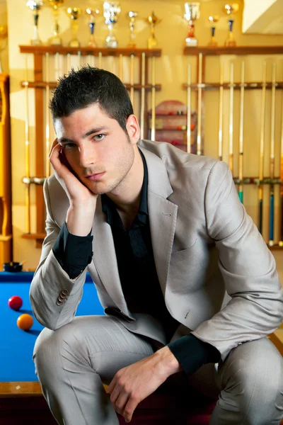 Hombre guapo con traje sentado en la piscina de billar — Foto de Stock