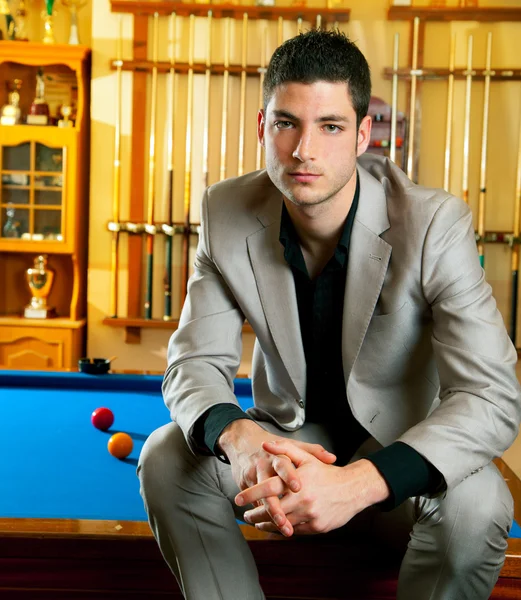 Jóképű férfi öltöny ül biliárd pool — Stock Fotó