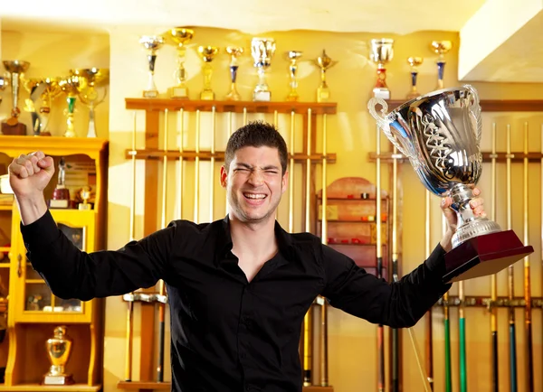 Człowiek szczęśliwy zwycięzca dumny z wielkim trofeum srebrny Puchar — Zdjęcie stockowe
