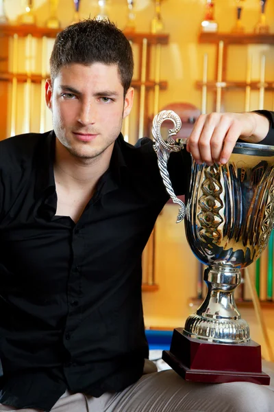 Feliz homem vencedor orgulhoso com grande taça de prata troféu — Fotografia de Stock