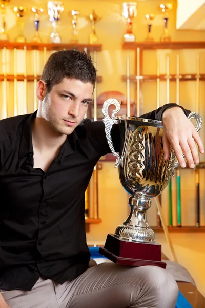 Feliz homem vencedor orgulhoso com grande taça de prata troféu — Fotografia de Stock