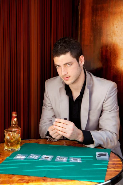 Λατινική τζογαδόρος όμορφος άνθρωπος στο τραπέζι παίζοντας πόκερ — Φωτογραφία Αρχείου