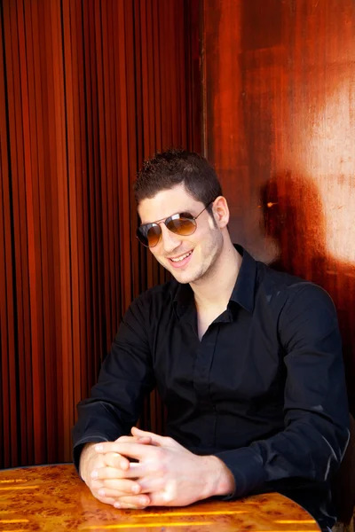 Latin mediterrán jóképű férfi napszemüveg — Stock Fotó