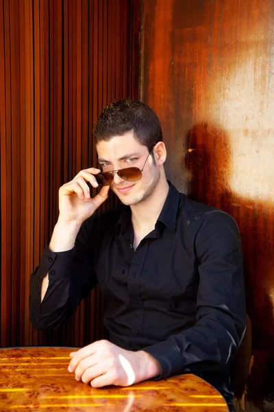Hombre guapo mediterráneo latino con gafas de sol —  Fotos de Stock