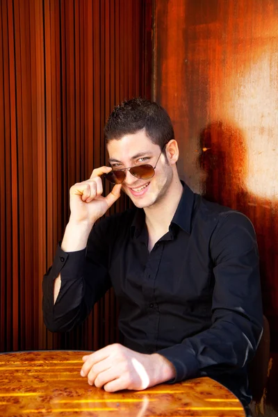 Latin méditerranéen bel homme avec des lunettes de soleil — Photo