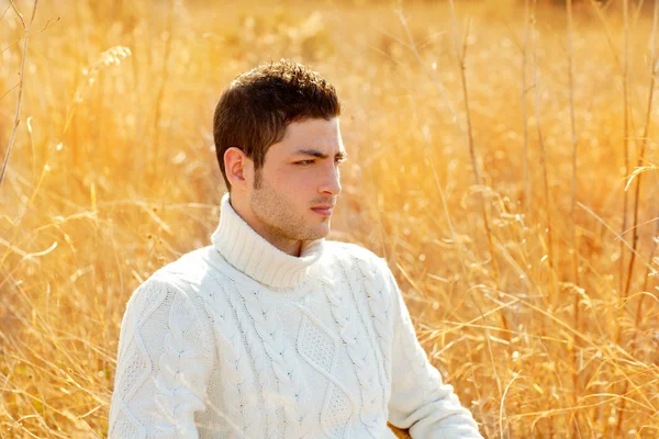 Otoño invierno hombre retrato en hierba seca al aire libre — Foto de Stock