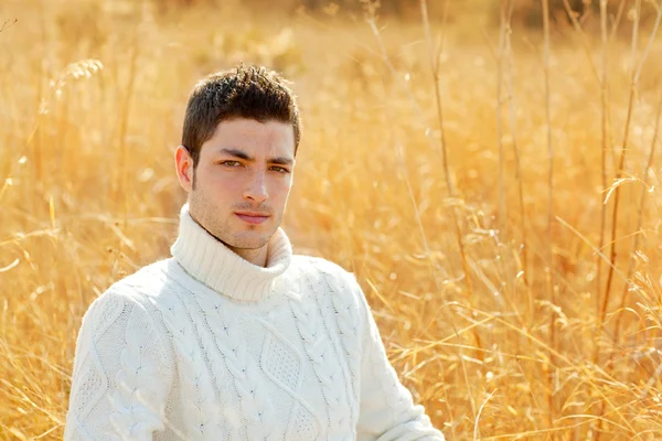 Jesień zima mężczyzna portret w odkrytym suszone trawy — Zdjęcie stockowe