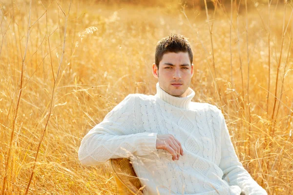 Осенний портрет зимнего человека в сухой траве — стоковое фото