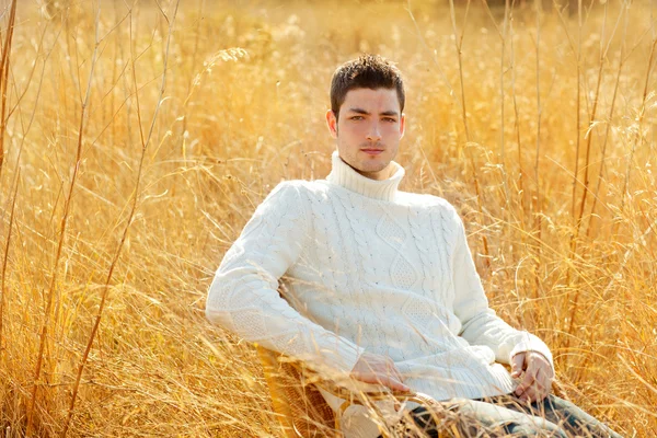Outono homem de inverno retrato na grama seca ao ar livre — Fotografia de Stock