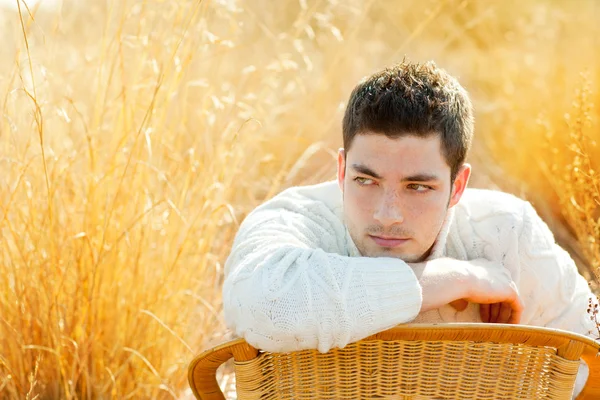 Осенний портрет зимнего человека на золотой траве — стоковое фото