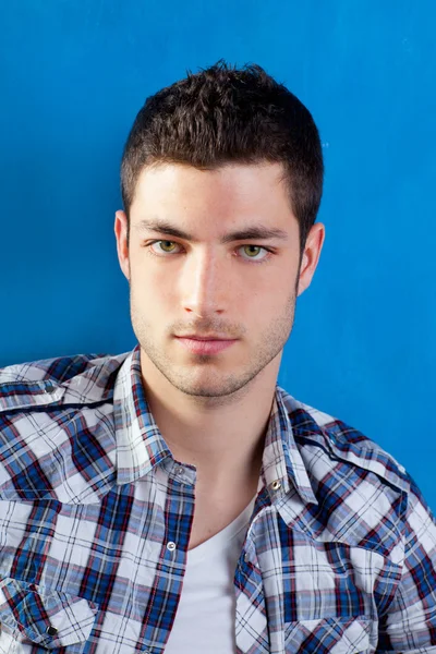 英俊的年轻男子，与在蓝色格子衬衫 — 图库照片