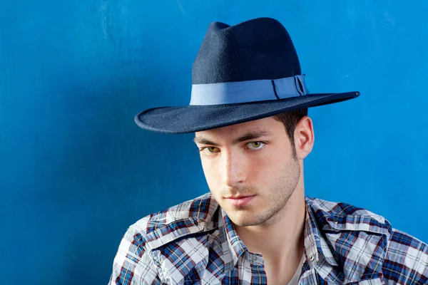 Beau homme avec chemise à carreaux et chapeau de cow-boy — Photo