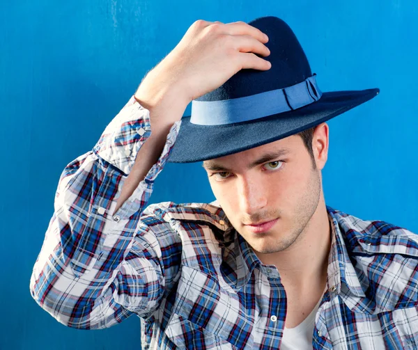 Bello uomo con camicia a quadri e cappello da cowboy — Foto Stock