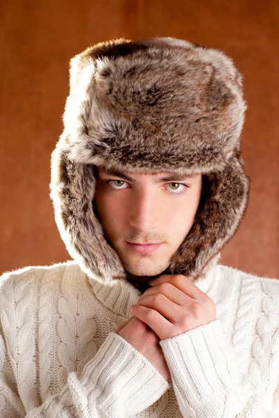 棕色皮毛杯帽子的秋天冬天男人 — 图库照片