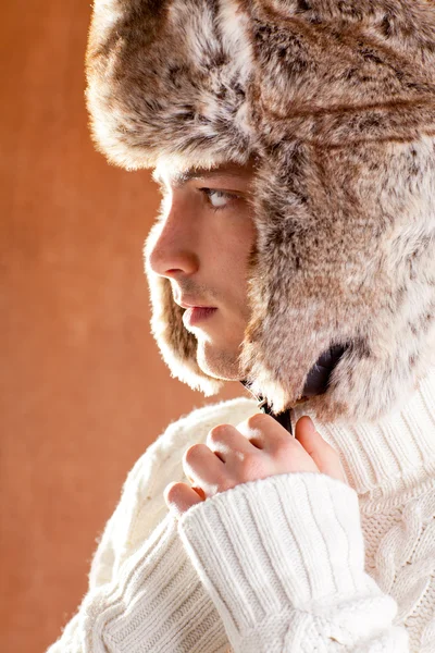 Otoño hombre de invierno con sombrero de piel marrón taza — Foto de Stock