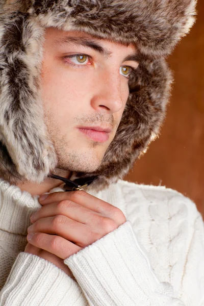Podzimní zimní muž s kloboukem hnědá srst cup — Stock fotografie