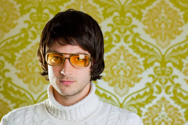 Ρετρό άνθρωπος vintage γυαλιά και αναγύριστο γιακά πουλόβερ — Φωτογραφία Αρχείου