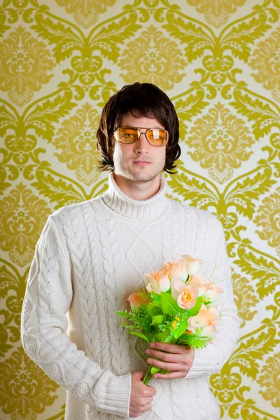 Retro hip man holding valentines flowers — Stock Photo, Image