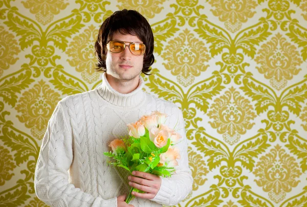Retro hip man met valentines bloemen — Stockfoto