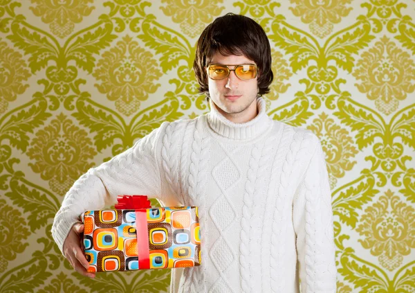Retro hip genç adam gözlük hediye kutusu holding — Stok fotoğraf