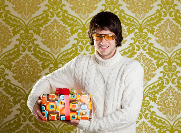 Retro hippe Brille junger Mann mit Geschenkschachtel — Stockfoto