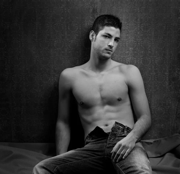 Черно-белый сексуальный молодой мужчина без рубашки — стоковое фото