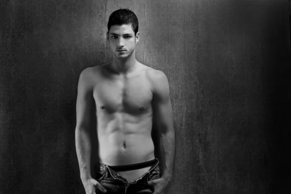 Černé a bílé sexy mladých džínové košili muž — Stock fotografie