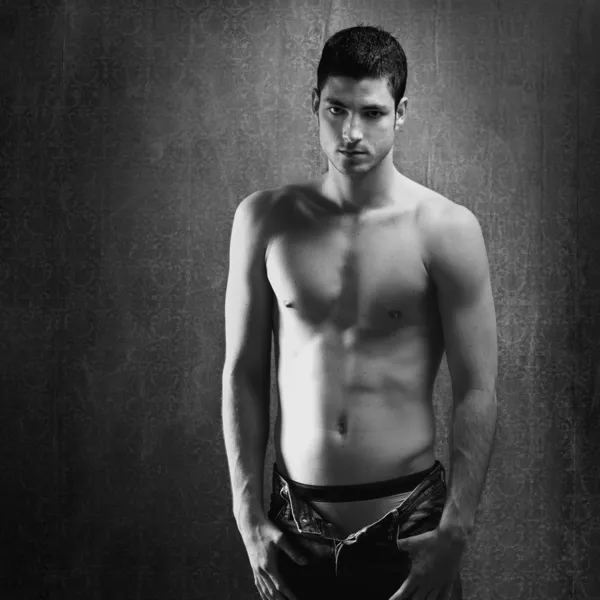 Черно-белый сексуальный молодой джинсовой мужчина без рубашки — стоковое фото