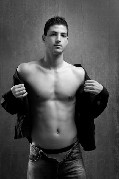 Красивый сексуальный молодой мужчина без рубашки джинса — стоковое фото