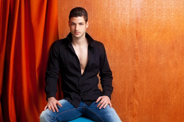 라틴 스페인어 남자 초상화 검은 셔츠를 엽니다 — 스톡 사진