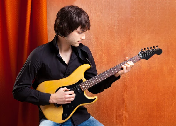 英国流行摇滚看起来年轻音乐家的吉他手 — 图库照片