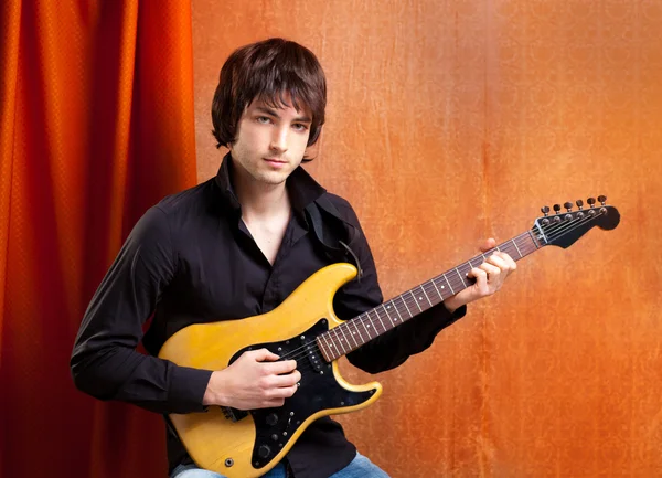 Brit indie pop rock megjelenés fiatal zenész gitáros — Stock Fotó