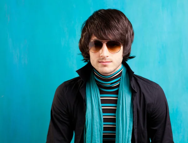 Британский инди-поп-рок выглядит ретро-модным молодым человеком — стоковое фото