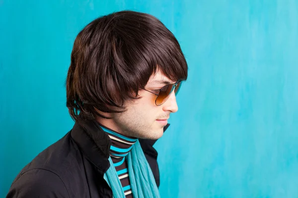 Brytyjski indie rockowy wygląd retro biodra młody człowiek — Zdjęcie stockowe
