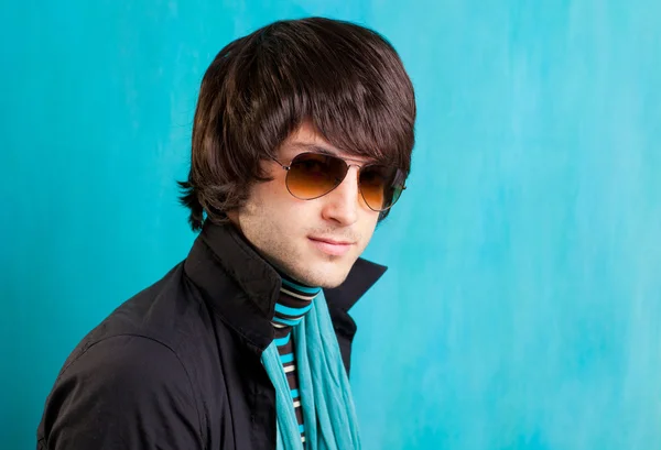 Британский инди-поп-рок выглядит ретро-модным молодым человеком — стоковое фото