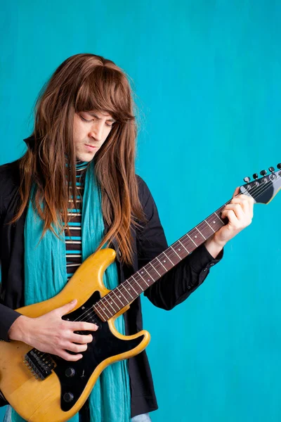 Σκληρό ροκ της δεκαετίας του εβδομήντα ηλεκτρική κιθάρα παίκτης άνθρωπος — Φωτογραφία Αρχείου
