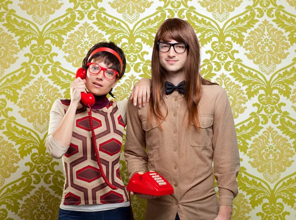 Nerd humor casal falando vintage telefone vermelho — Fotografia de Stock