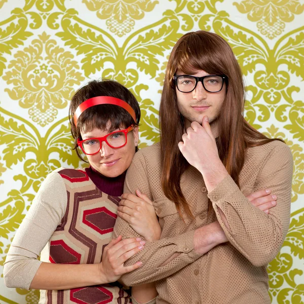 Engraçado humor nerd casal no vintage papel de parede — Fotografia de Stock
