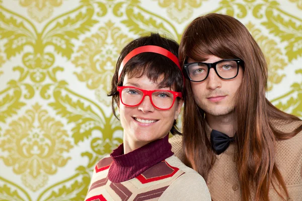 Humor divertido nerd pareja en fondo de pantalla vintage —  Fotos de Stock
