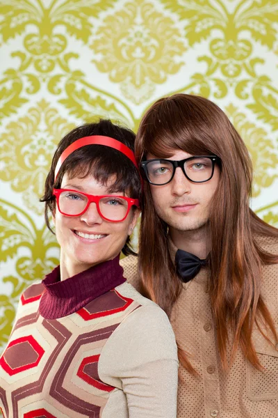 Humor divertido nerd pareja en fondo de pantalla vintage — Foto de Stock