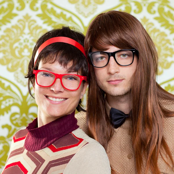 Divertente umorismo nerd coppia su vintage carta da parati — Foto Stock
